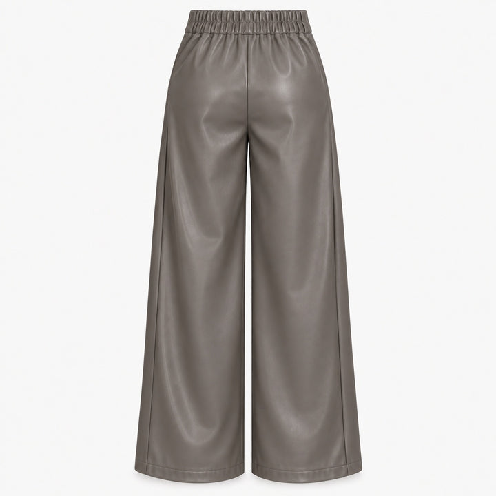 Taupefarbene vegane Lederhose von Urbancode London im Wide-Leg-Schnitt mit elastischem Bund – Rückansicht ohne Gesässtaschen