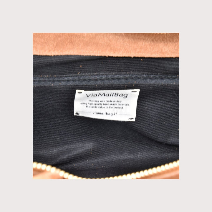 Innenansicht der ViaMailBag Sharon Velvet Tasche mit Etikett „Made in Italy“