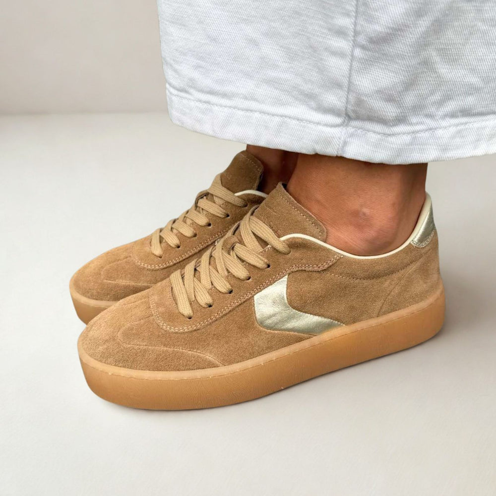 Voile Blanche Mind 02 W Sneaker in Camel mit Metallic-Detail seitlich getragen